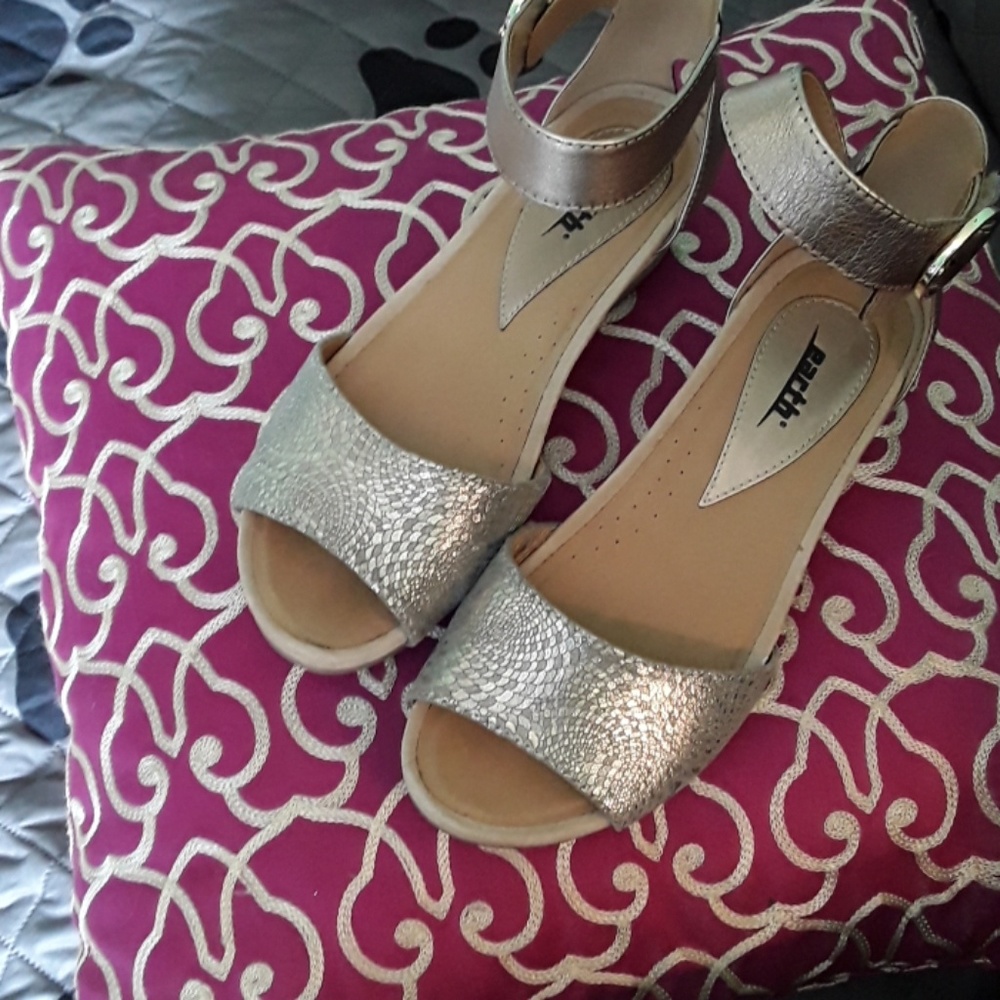 NEVER WORN Earth origins champagne sandal